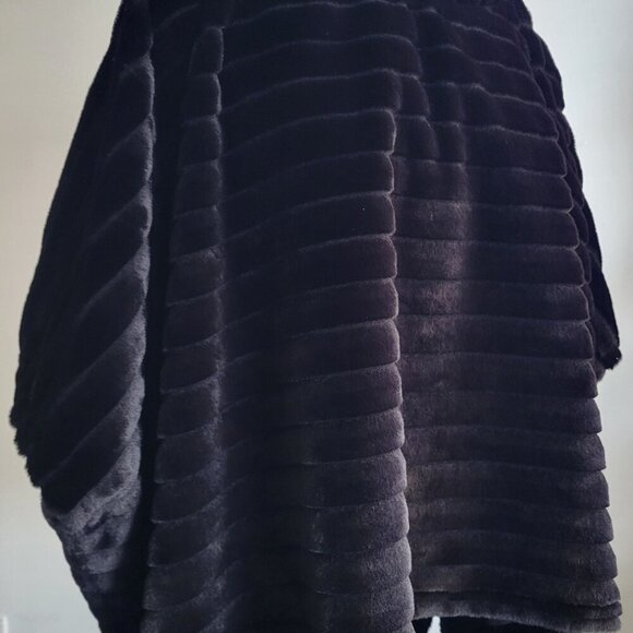 Vintage Concepts Faux Fur Poncho Cape Coat–Plush Ribbed Design, Black (Size M - Picture 3 of 12